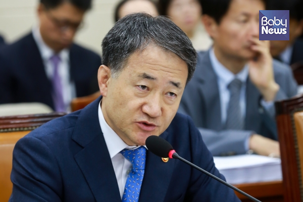 박능후 보건복지부 장관이 지난해 10월 서울 영등포구 여의도 국회에서 진행된 국회 보건복지위원회의 보건복지부 국정감사에서 답변하고 있다. 최대성 기자 ⓒ베이비뉴스