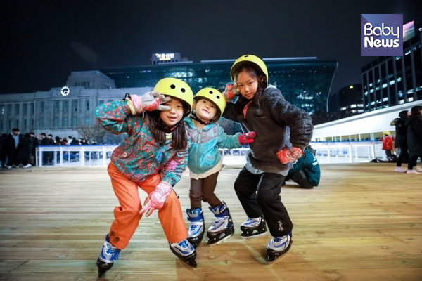지난달 22일 2년만에 개장한 서울광장 스케이트장에서 아이들이 즐거운 표정으로 사진을 찍고 있는 모습. 최대성 기자 ⓒ베이비뉴스