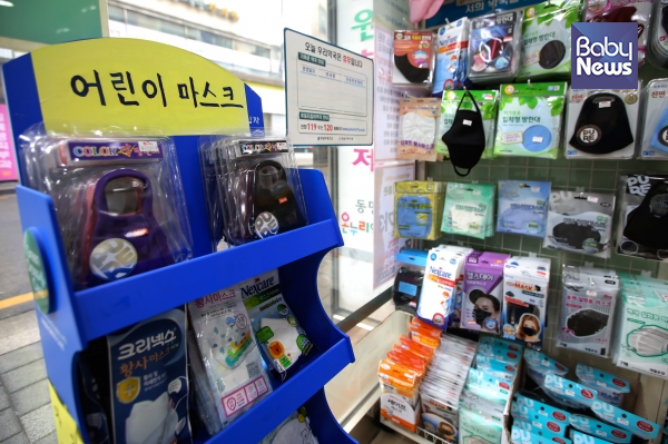 서울시가 초미세먼지 민감군 주의보를 발령한 16일 서울시내 한 약국에서 미세먼지 관련 용품이 판매되고 있다. 김재호 기자 ⓒ베이비뉴스