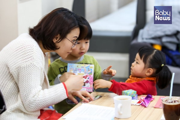 인터뷰 현장에는 이미선 여성·엄마민중당 집행위원장의 자녀인 여섯 살 오빠 다겸이(가운데)와 네 살 동생 다은이(오른쪽)가 함께했다. 김재호 기자 ©베이비뉴스