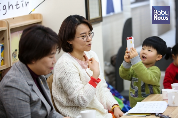 여성·엄마민중당 장지화 공동대표(왼쪽)와 이미선 집행위원장 인터뷰. 이 집행위원장의 아들 다겸이가 엄마의 모습을 스마트폰 카메라에 담으며 즐거워하고 있다. 김재호 기자 ©베이비뉴스