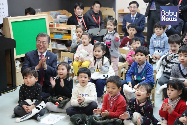 문재인 대통령이 24일 서울 도봉구 한그루어린이집을 방문해 유아들과 함께 마술을 관람한 뒤, 학부모·보육교사 등과 간담회를 개최했다. ©청와대