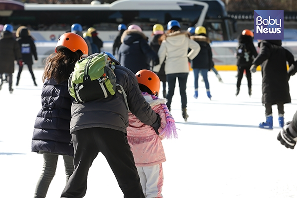 24일 서울광장 스케이트장에서 한 부모가 아이에게 스케이트를 가르쳐주고 있다. 김재호 기자 ⓒ베이비뉴스