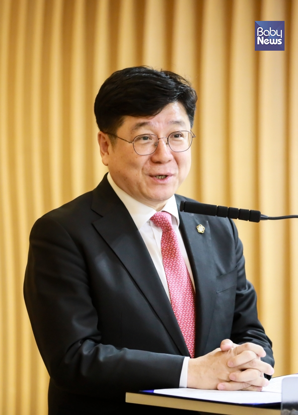 이찬희 서울지방변호사회 회장은 “저출산 대책이 일회적인 정책에서 벗어나 구체적인 법률과 제도로 정착돼야 한다”고 심포지엄 개최 배경을 설명했다. 최대성 기자 ©베이비뉴스