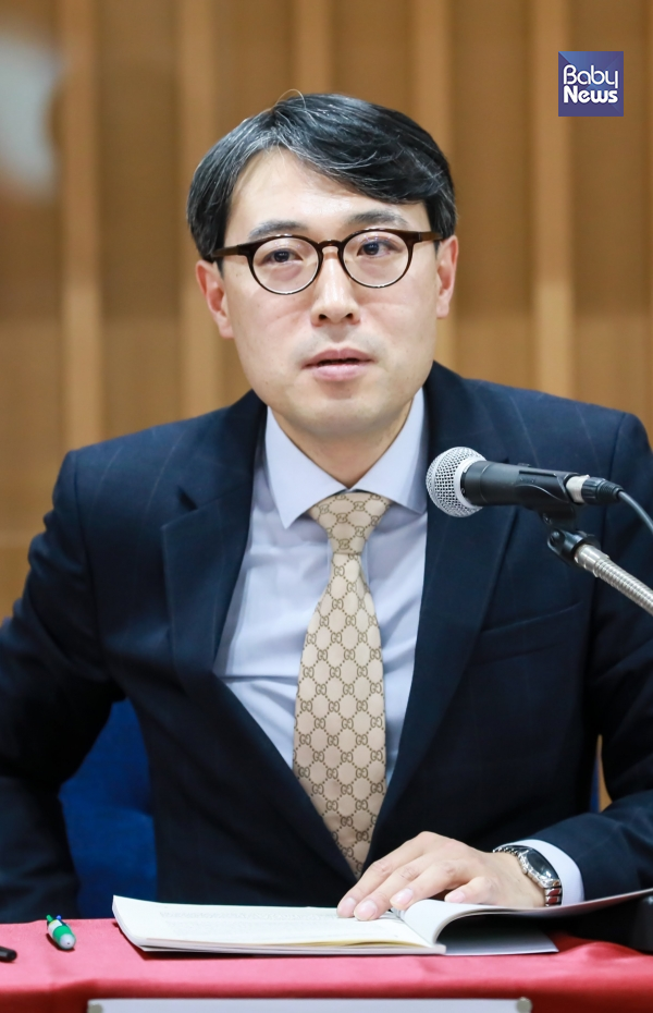 첫 번째 발제자인 성중탁 경북대 법학전문대학원 교수는 ‘저출산 문제에 대한 비교법적 검토와 그 해결방안’을 주제로 발표했다. 최대성 기자 ©베이비뉴스