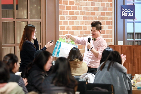 MC 슈렉이 6일 오후 서울 중구 엄마와사르르 신당점에서 열린 제302회 맘스클래스에서 이벤트에 당첨된 테이블에 선물을 나눠주고 있다. 최대성 기자 ⓒ베이비뉴스