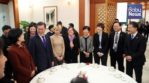 지난해 12월 26일 청와대에서 대통령 직속 저출산·고령사회위원회 간담회가 열렸다 ©청와대