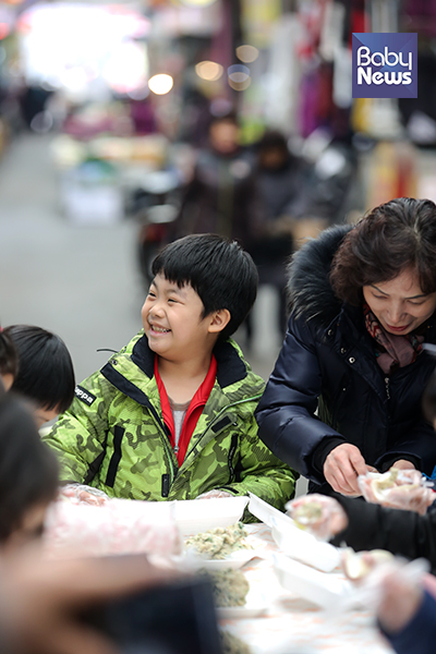 한 아이가 즐거운 표정으로 만두를 빚고 있다. 김재호 기자 ⓒ베이비뉴스