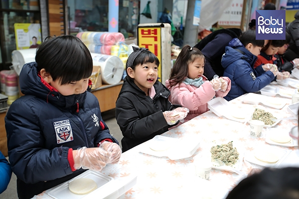 아이들이 조금은 추운 날씨에도 웃으면서 만두를 빚고 있다. 김재호 기자 ⓒ베이비뉴스