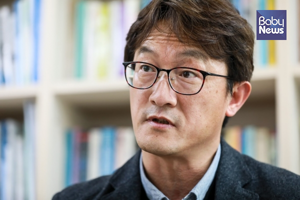 22일 오후 서울 흑석동 중앙대학교 사회복지학과 최영 교수 연구실에서 최 교수를 만나 아동수당과 같은 보편적 복지가 왜 중요하고, 필요한지 자세한 이야기를 들어봤다. 최대성 기자 ⓒ베이비뉴스