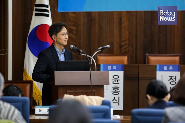 윤홍식 인하대 사회복지학과 교수는 제1차 저출산·고령화 포럼 발제에서 "출산율을 높이기 위해서는 개별정책에 일희일비하기 보다는 총체적으로 국민들의 삶의 질을 혁신적으로 개선하는데 국가역량을 집중해야한다"고 강조했다. 김재호 기자 ⓒ베이비뉴스