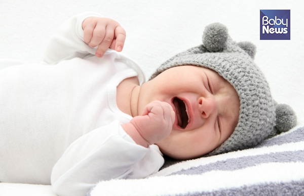 자고 있는 아기가 열이 나고 힘들어하면 깨워서 먹이는 좋습니다. ⓒ베이비뉴스