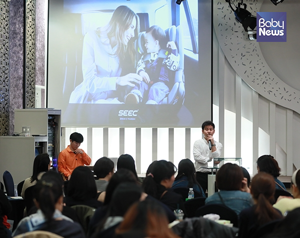 끄레델 브랜드매니저 노종일 과장이 12일 서울 마포구 이룸웨딩컨벤션에서 열린 제316회 맘스클래스 DB손해보험 여성운전자 클래스에서 올바른 카시트 선택과 활용법이란 주제로 강의하고 있다. 최대성 기자 ⓒ베이비뉴스