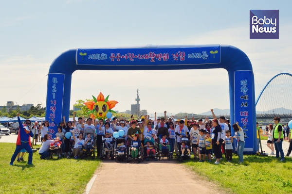 공공어린이재활병원 건립을 위한 제4회 기적의 마라톤 행사가 21일 전국 장애아동 가족 3000여 명이 참가한 가운데 대전 엑스포다리 아래에서 개최됐다. ⓒ사단법인 토닥토닥