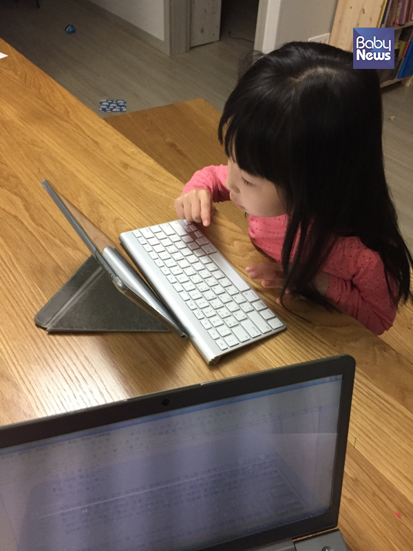 칼럼 쓰는 엄마 옆에서 엄마 따라하는 연이. ⓒ신은률
