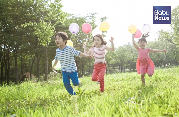 공격성향이 나타나는 아이에게는 에너지를 분출할 수 있는 활동적인 놀이활동을 제공해야 합니다. ⓒ베이비뉴스