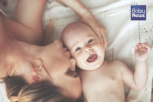 모유는 탯줄의 연장선으로, 엄마가 새로운 세상에 적응하기 쉽도록 아기에게 주는 보호막이다. ©베이비뉴스