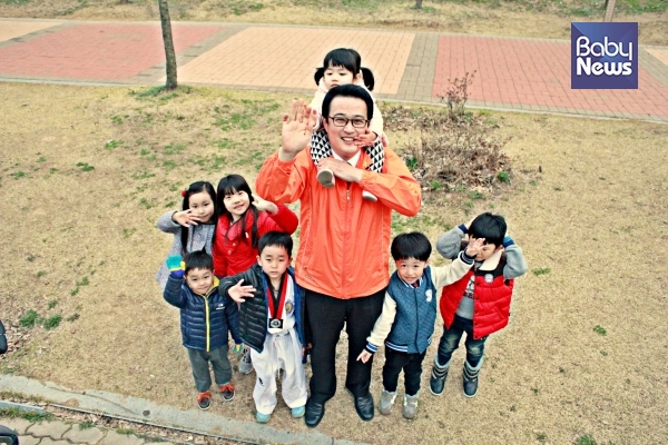 동네 아이들에게 둘러싸인 대구 동구의원 선거 황순규 예비후보. 목마 탄 아이가 황 후보의 딸 하나, 황 후보 오른쪽에 선 아이가 아들 주원이다. ©황순규