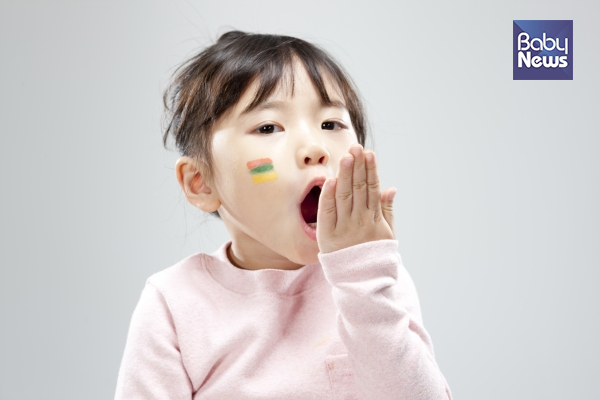 여러 가지 연구결과로 오른손과 왼손 사용을 대뇌발달과 연결시켜 말하기도 하지만 무엇이 우수하다고 명확히 밝혀진 것은 없다. ⓒ베이비뉴스