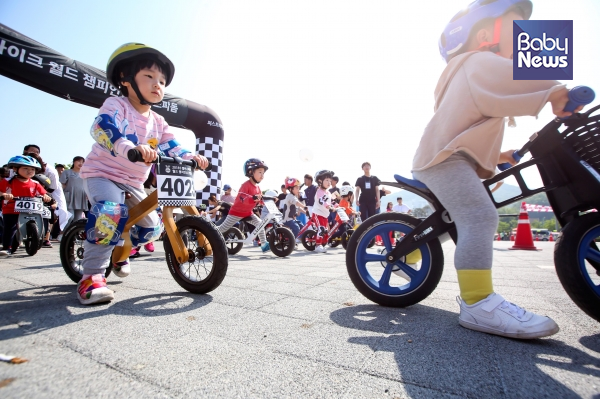 26일 오전 광명스피돔 페달광장에서 열린 2018 밸런스바이크 월드챔피언십에서 4세 아이들이 바이크를 타고 달리고 있다. 김재호 기자 ⓒ베이비뉴스
