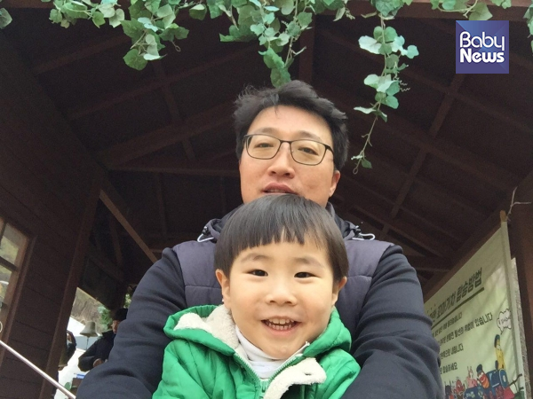 부산 시의원 선거 남구제4선거구(문현 1·2·3·4동)에 출마한 민중당 박원대(만 39세) 후보와 네 살 된 아들. ⓒ박원대