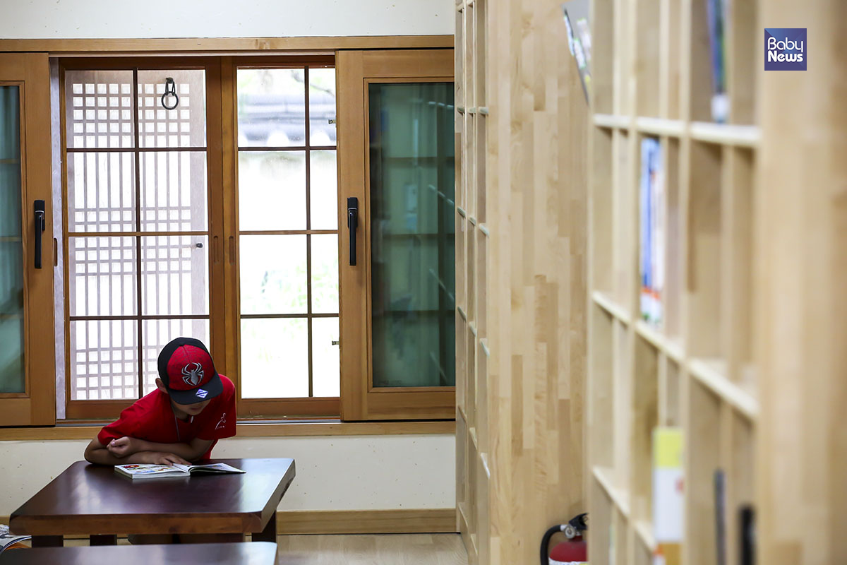 11일 오후 서울시 강남구 자곡동에 위치한 못골 한옥 어린이도서관에서 한 아이가 책 읽기에 열중하고 있다. 김재호 기자 ⓒ베이비뉴스