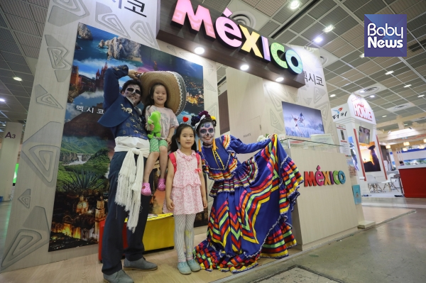 14일 서울 삼성동 코엑스에서 열린 한국국제관광전. 멕스코 전시장에서 아이들이 사진을 찍고 있다. 최대성 기자 ⓒ베이비뉴스