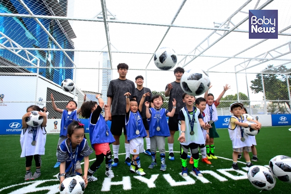 15일 오후 서울 강남구 영동대로 팬파크그라운드(FAN PARK GROUND)에서 2018 러시아월드컵 어린이 축구교실을 마친 후 참여한 아이들이 단체사진을 찍고 있다. 김재호·최대성 기자 ⓒ베이비뉴스