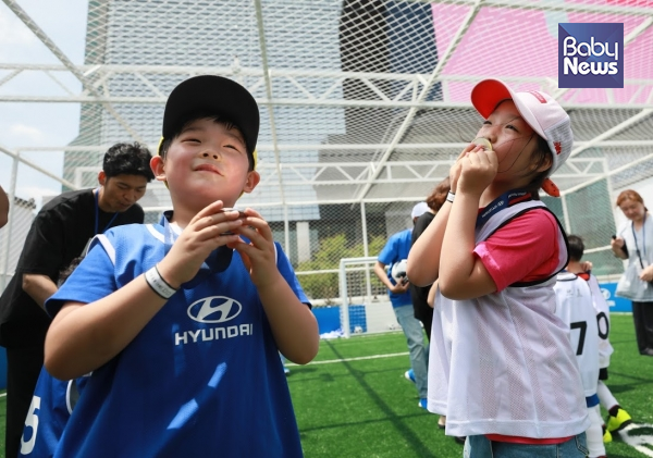 2018 러시아 월드컵을 기념해 열리는 현대자동차 어린이 축구교실에서 메달을 받고 즐거워 하는 아이들. 김재호·최대성 기자 ⓒ베이비뉴스
