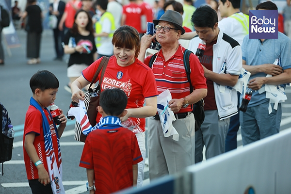 한 엄마가 아이들과 함께 영동대로 월드컵 응원장을 찾았다. 최대성 기자 ⓒ베이비뉴스