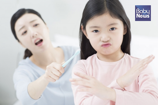 양치 문제로 엄마와 실랑이를 벌이는 아이. 아이에게 자기선택권을 부여하게 되면, 문제 행동이 감소된다. ⓒ베이비뉴스