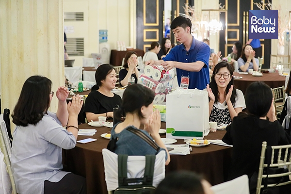 한 테이블의 예비맘과 육아맘들이 12일 오후 서울 명동 라루체웨딩홀에서 열린 DB손해보험 여성운전자클래스에서 이벤트에 당첨되어 경품을 받고 있다. 최대성 기자 ⓒ베이비뉴스
