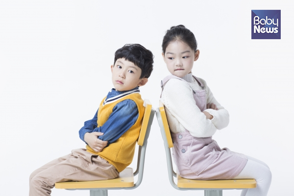 큰아이가 동생을 해코지하는 것은 동생이 미워서가 아니다 ⓒ베이비뉴스
