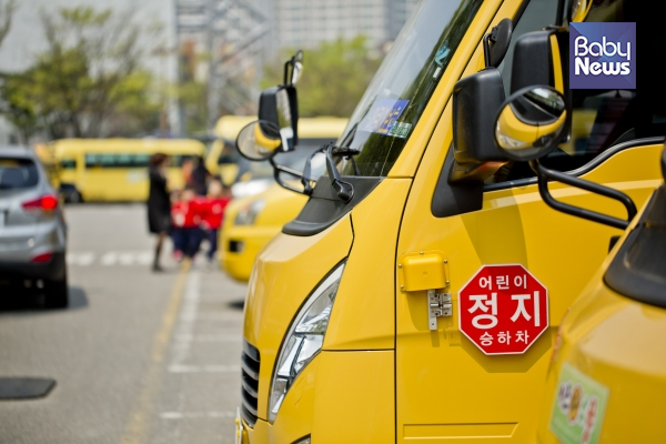 최근 동두천의 한 어린이집 통학차량 안에서 4세 아이가 사망한 사건이 발생한 가운데, 정부가 갇힘 사고를 예방하기 위한 '통학버스 위치알림 서비스 운영' 등 대책 마련에 나섰다. 최대성 기자 ⓒ베이비뉴스