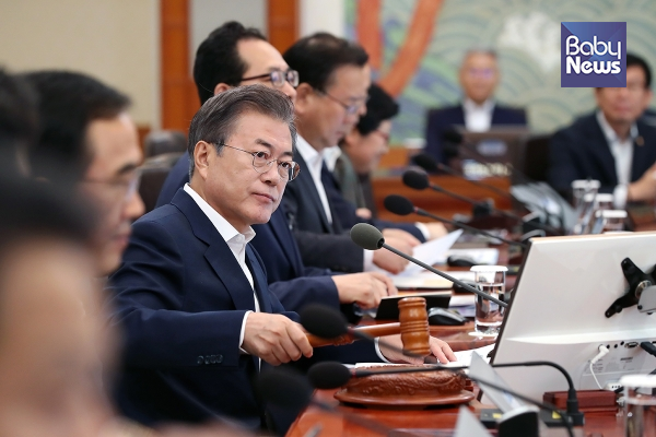문재인 대통령은 24일 청와대 국무회의에서 최근 어린이집 안전 사고 관련해, 조속한 안전장치 마련을 지시했다. ⓒ청와대