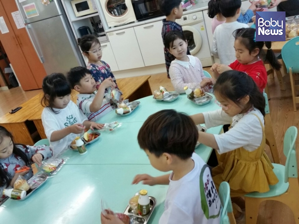 울산시는 방과 후 초등돌봄교실에 제공하는 과일 간식이 어린이들의 영양적인 측면에서 효과가 높아 학생들과 학부모들에게 인기가 좋다고 말했다. ⓒ울산시청