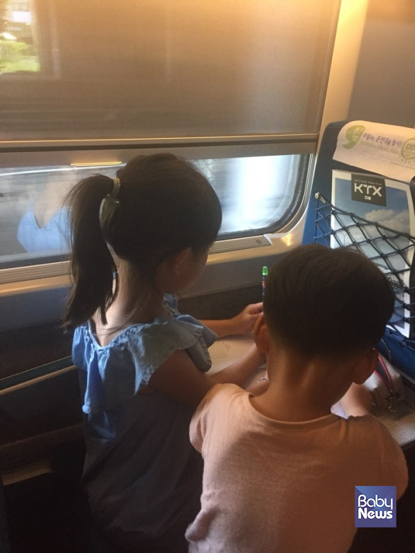 부산으로 가는 기차 안에서, 얌전히 색칠하는 연이와 윤우. ⓒ신은률