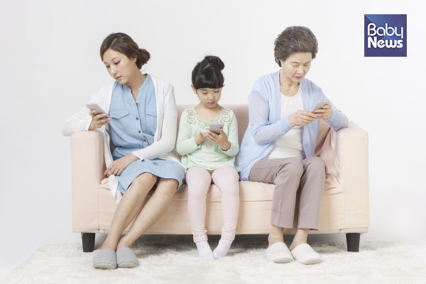 먼저 아이와 놀아줘야겠다고 마음을 먹었다면 핸드폰부터 잠시 멀리 두자 ⓒ베이비뉴스