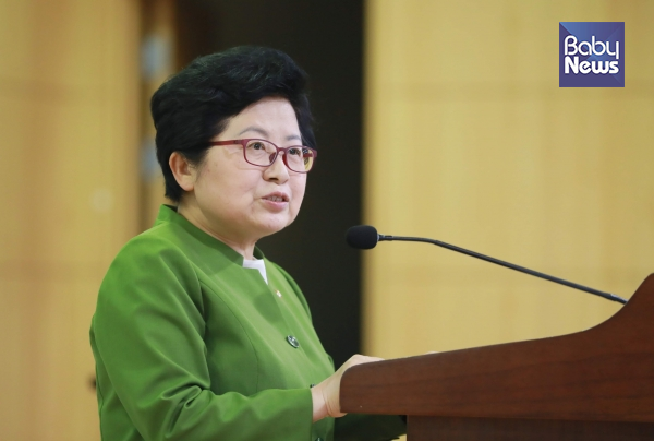 지난달 9일 국회에서 열린 제6차 저출산고령화 포럼 ‘차별 없는 비혼출산, 그 해법을 찾아서’에 참석한 정현백 여성가족부 장관. 이날 현장에서는 ‘평등한 사회통합형 가족지원법으로 건강가정기본법을 전면 수정해야 한다’는 의견이 나왔다. 최대성 기자 ©베이비뉴스