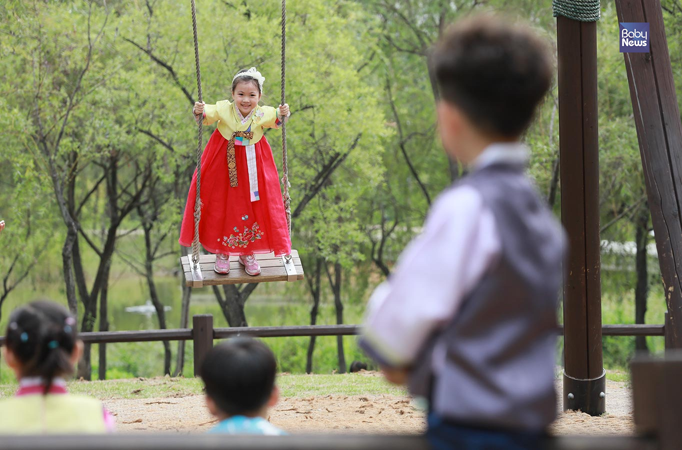 추석을 며칠 앞둔 19일 서울 강북구 북서울꿈의숲을 찾은 어린이집 아이들이 명절 맞이 전통놀이 수업을 하고 있다. 최대성 기자 ⓒ베이비뉴스