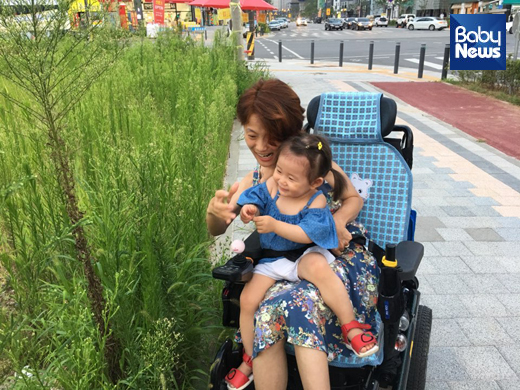 지난해 베이비뉴스 '바퀴 달린 엄마' 기획 인터뷰에 참여한 김민정 씨는 선천성 뇌성마비를 가진 장애인이자, 딸을 키우는 엄마이기도 하다. ⓒ김민정