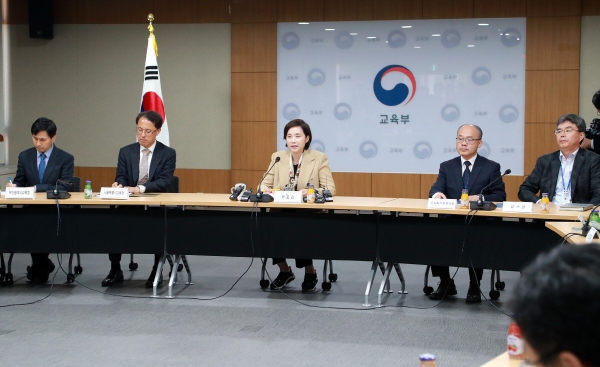 유은혜 부총리 겸 교육부 장관은 18일 오전 정부세종청사 교육부에서 유치원의 투명성 강화를 위해유치원 감사결과 공개 방향과 감사 원칙 등에 대해 시도 부교육감회의에서 합의했다고 밝혔다 ⓒ교육부