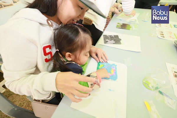인구보건복지협회 서울지회 부스에서는 '스티커 샌드아트' 체험이 진행되고 있다. 최대성·김재호 기자 ⓒ베이비뉴스