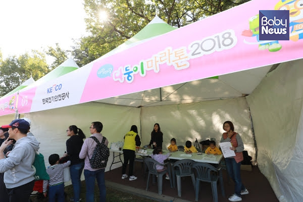 한국전기안전공사는 전기안전예방 요령이 담긴 CD, 콘센트 안전커버 등 선물을 증정해 다둥이 가족들의 발길을 이끌었다. 최대성·김재호 기자 ⓒ베이비뉴스