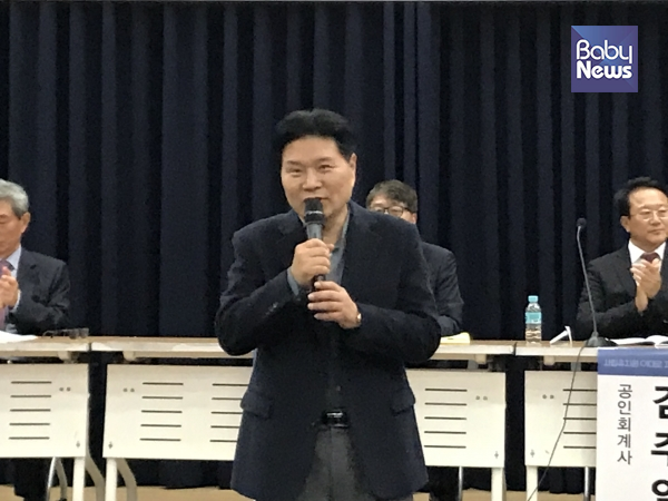 여론에도 불구하고 유치원 관계자들을 위로하고자 인사를 하러 왔다고 밝힌 홍문종 자유한국당 국회의원. 김재희 기자 ⓒ베이비뉴스