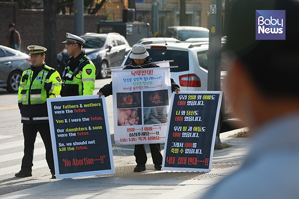 낙태죄 폐지 반대 1인 시위를 하고 있는 시민. 최대성 기자 ⓒ베이비뉴스