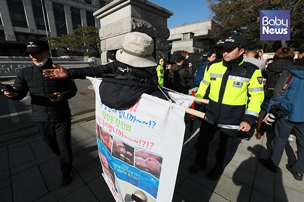 낙태반대를 외치며 1인 시위를 하던 시민이 낙태죄 폐지를 주장하는 기자회견에 다가가자 경찰에 제지당하고 있다. 최대성 기자 ⓒ베이비뉴스