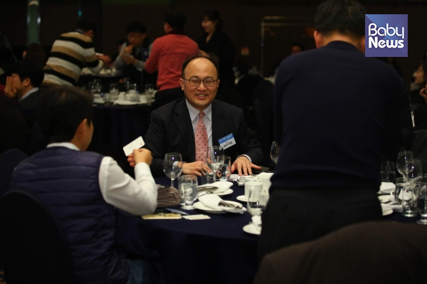12일 오후 서울 청담 리베라 호텔에서 2018 베이비뉴스 파트너스데이가 열렸다. 많은 참석자들이 테이블에서 이야기를 나누고 있다. 김재호·최대성 기자 ⓒ베이비뉴스