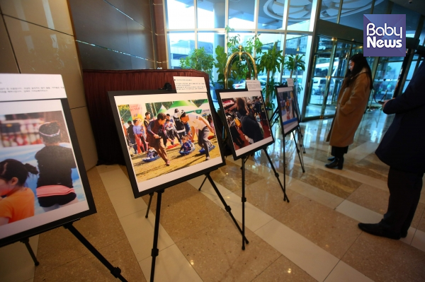 12일 오후 서울 청담 리베라 호텔에서 2018 베이비뉴스 파트너스데이가 열린 가운데 참석자들이 로비에 마련된 베이비뉴스 취재사진전을 감상하고 있다. 김재호·최대성 기자 ⓒ베이비뉴스
