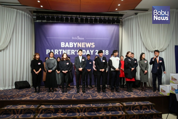 12일 오후 서울 청담 리베라 호텔에서 2018 베이비뉴스 파트너스데이가 열리고 있다. 베이비뉴스 미디어사업국 임직원들이 인사를 하고 있다. 김재호·최대성 기자 ⓒ베이비뉴스